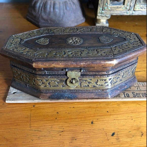 Antique East Indian Spice Box - Picture 10 of 16